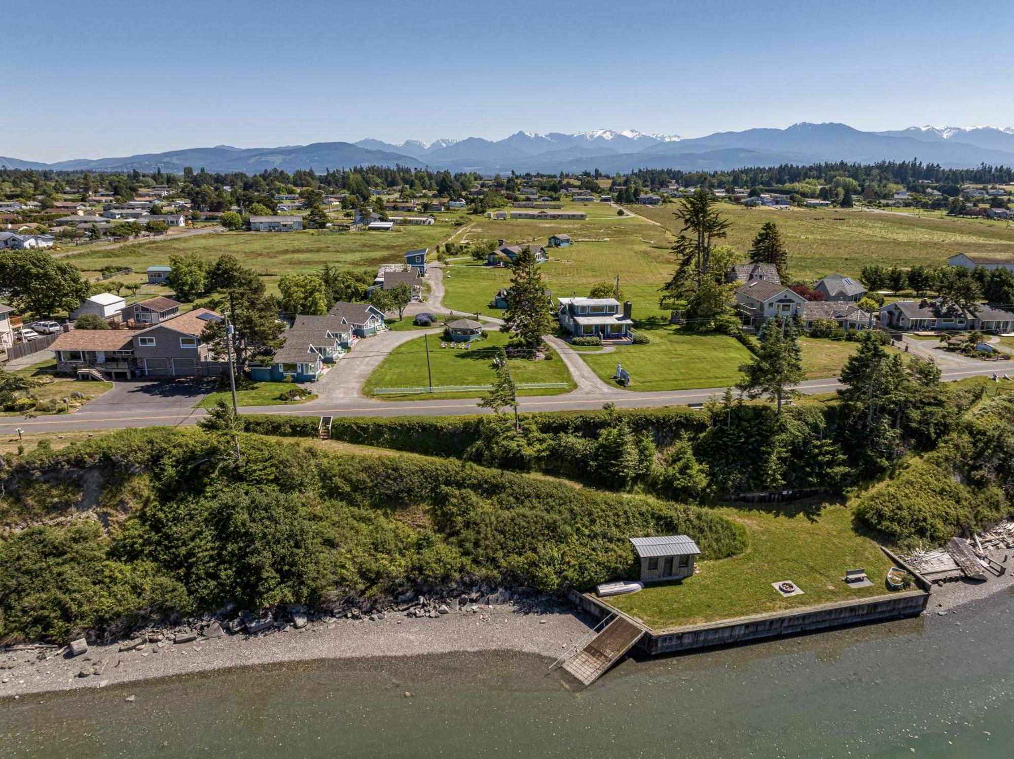 Juan De Fuca Waterfront Hotel & Cottages Секим Экстерьер фото