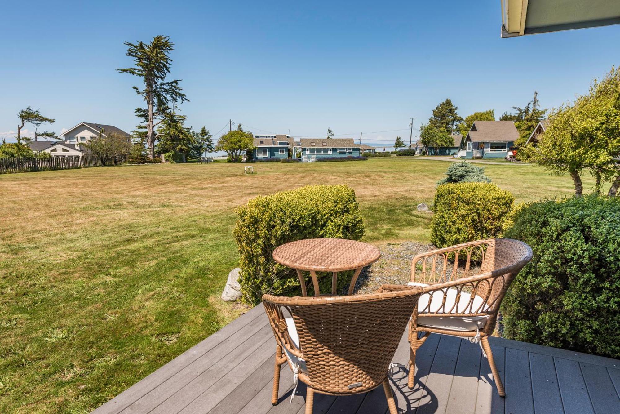 Juan De Fuca Waterfront Hotel & Cottages Секим Экстерьер фото