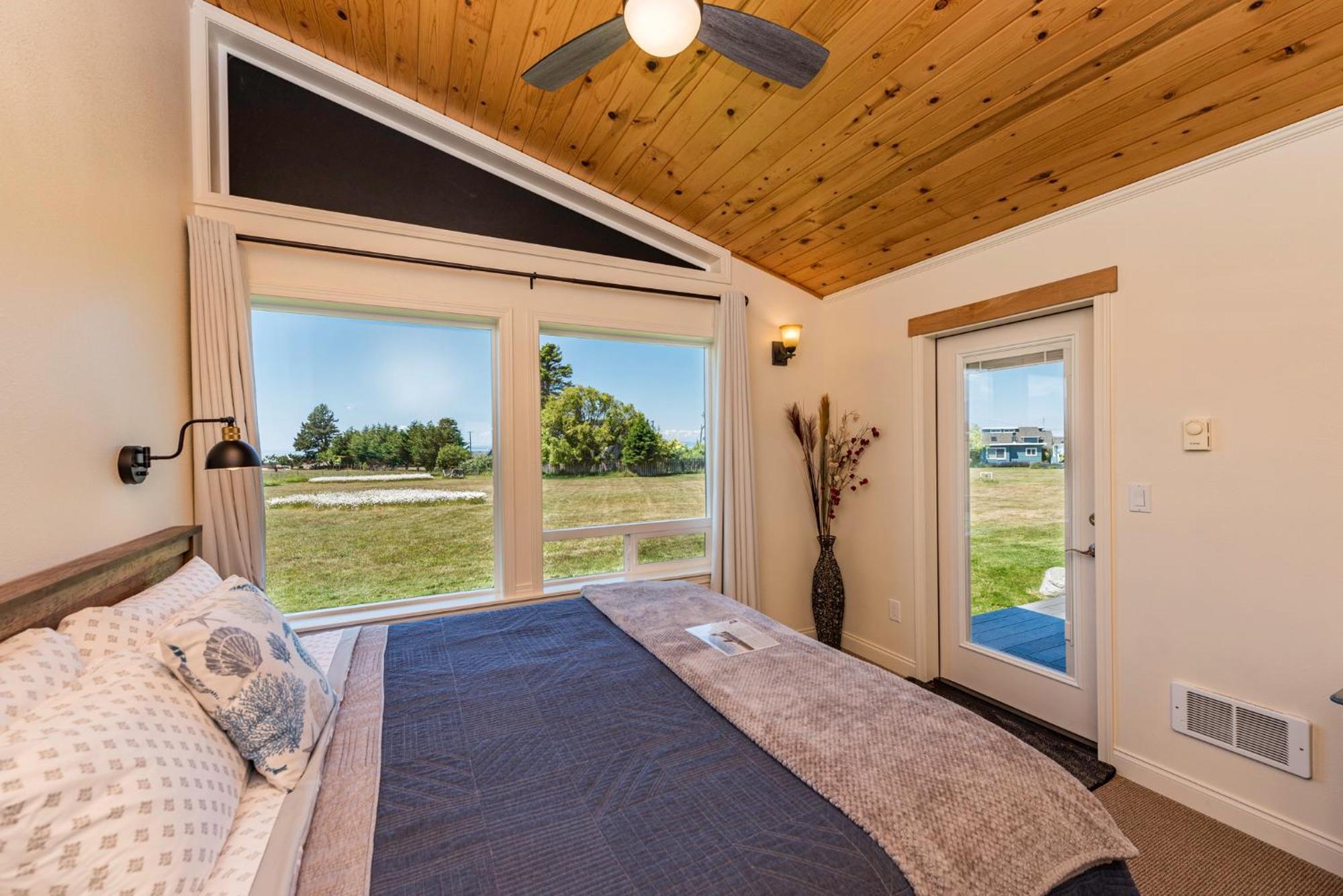 Juan De Fuca Waterfront Hotel & Cottages Секим Экстерьер фото
