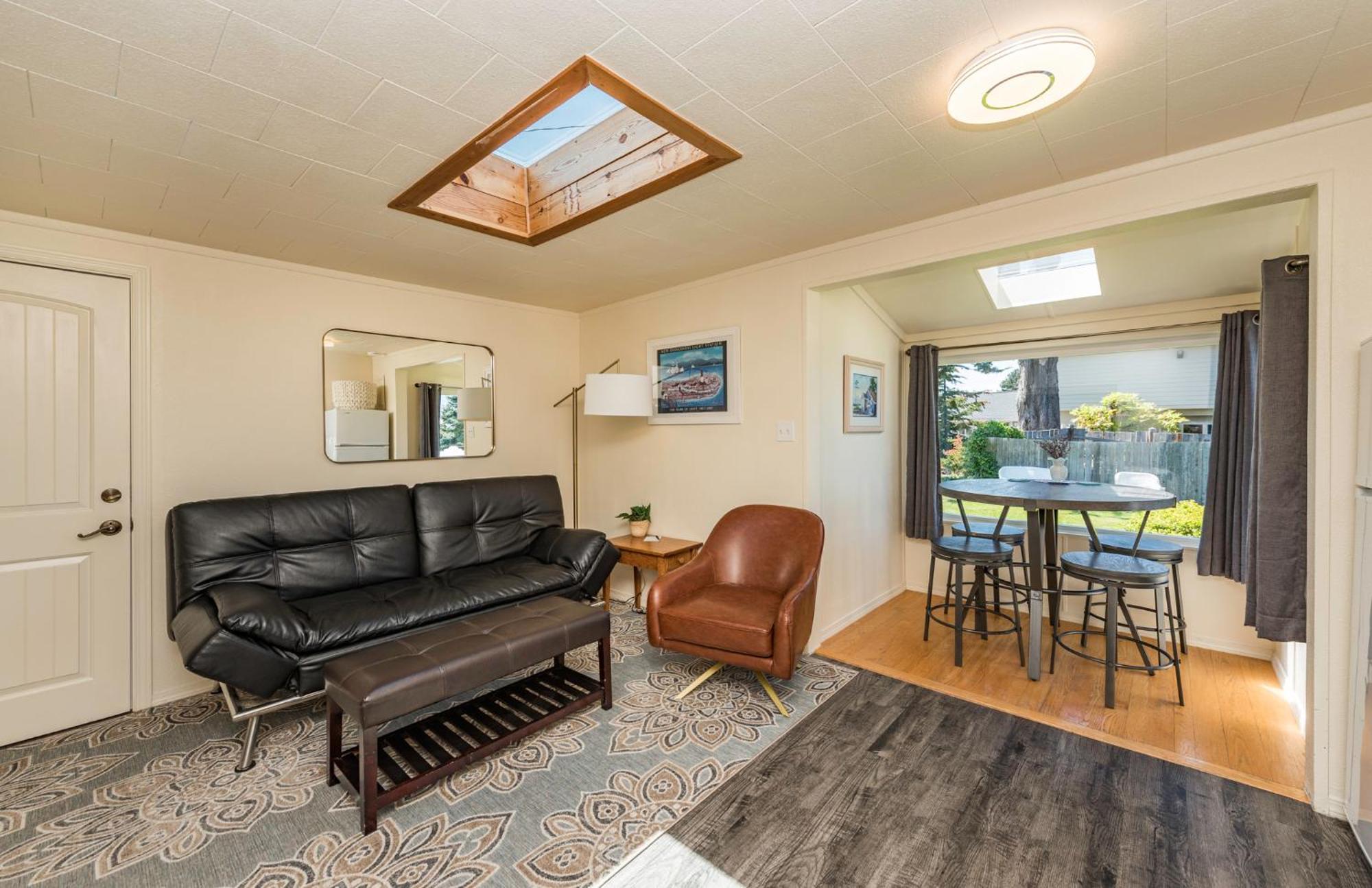 Juan De Fuca Waterfront Hotel & Cottages Секим Экстерьер фото