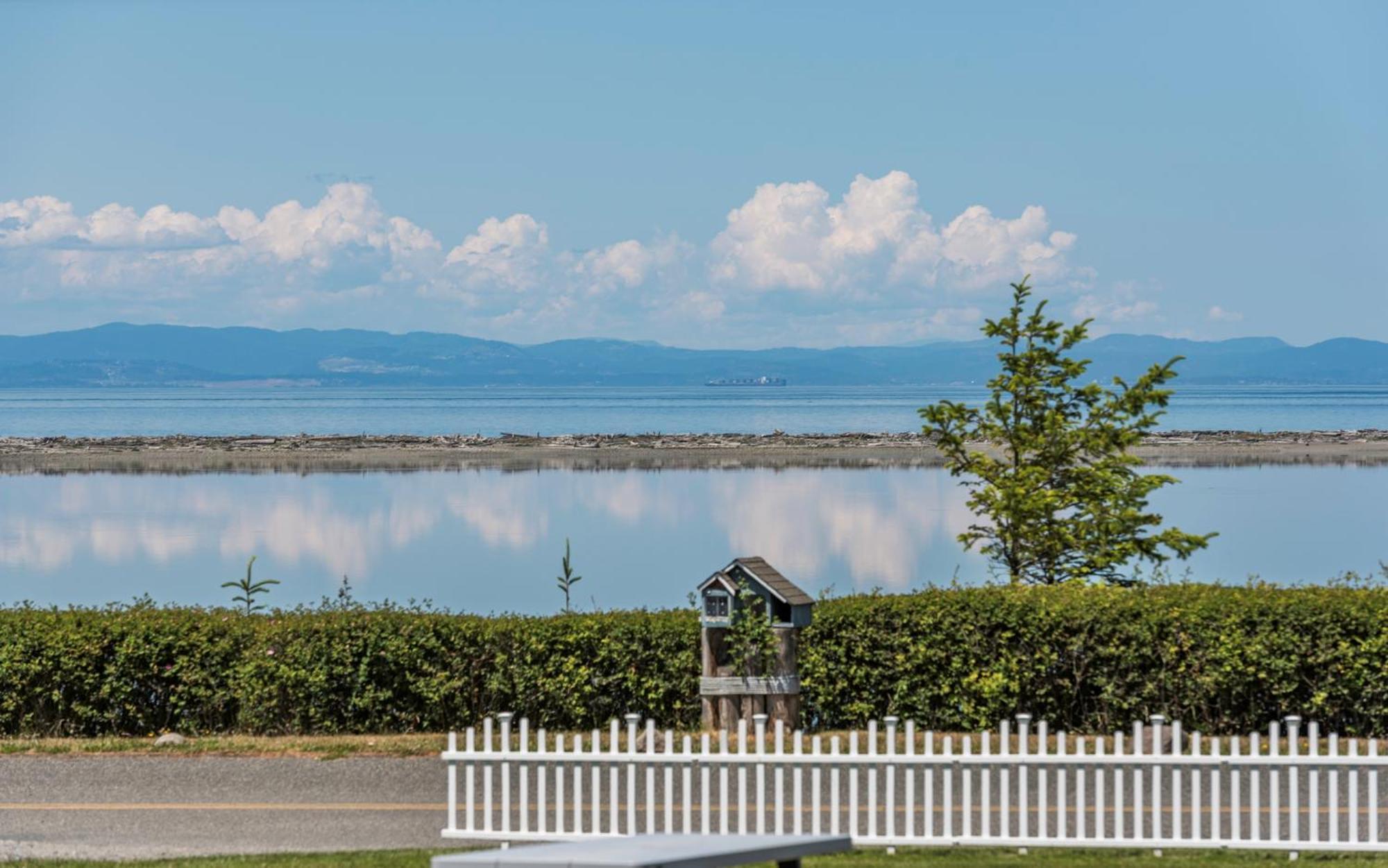 Juan De Fuca Waterfront Hotel & Cottages Секим Экстерьер фото