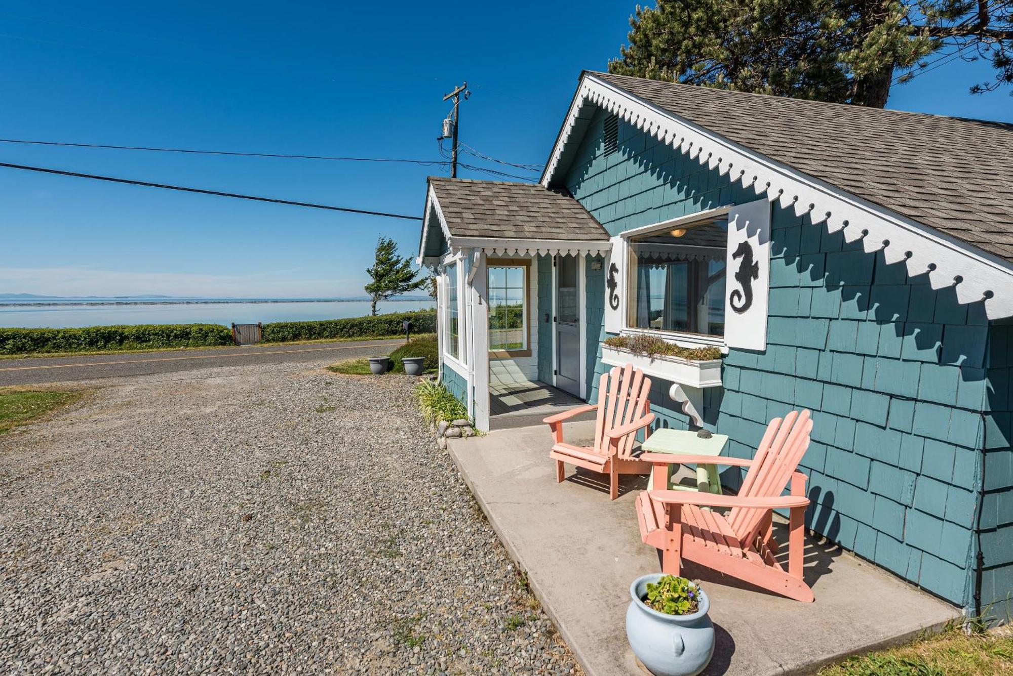 Juan De Fuca Waterfront Hotel & Cottages Секим Экстерьер фото