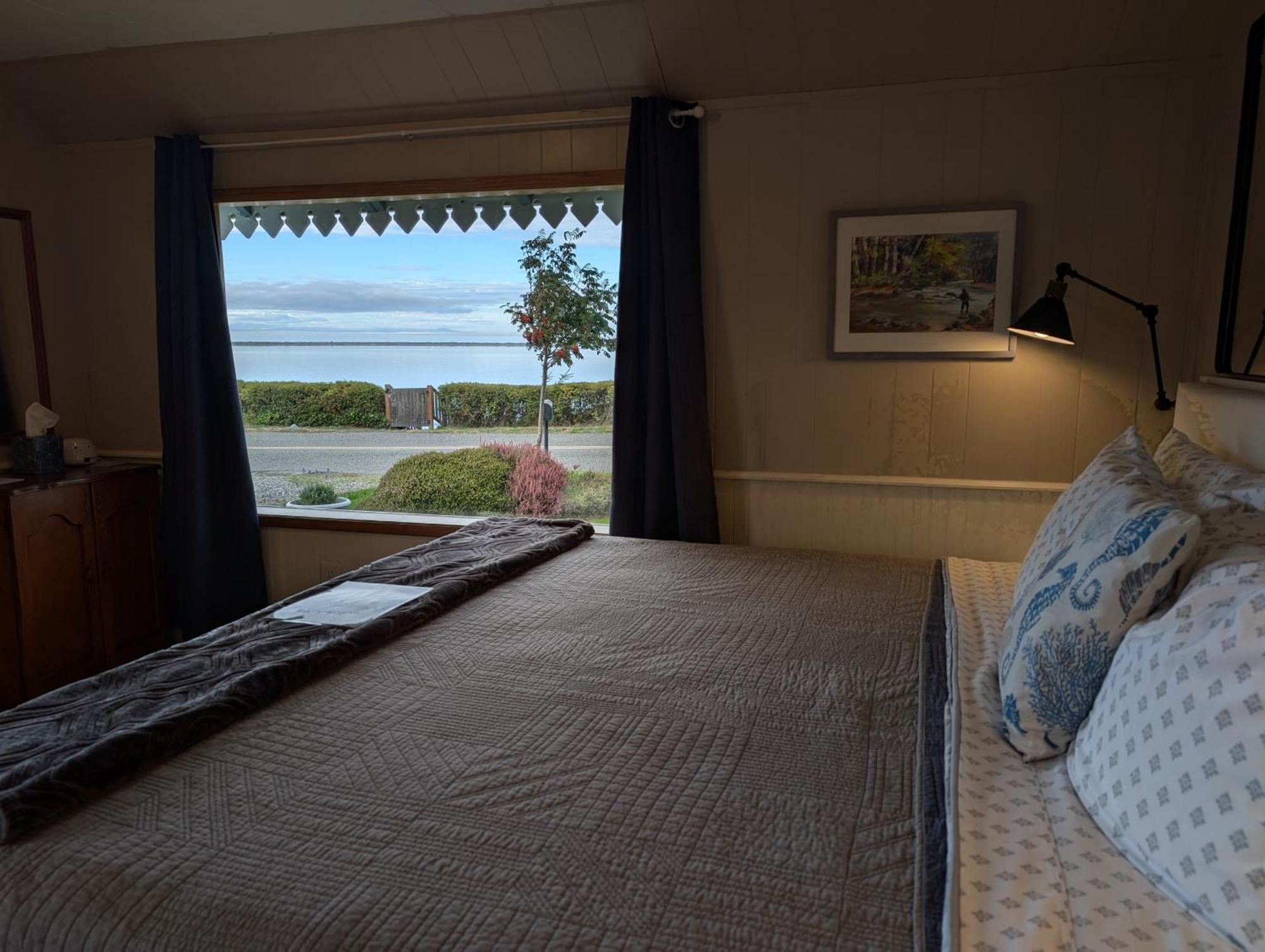 Juan De Fuca Waterfront Hotel & Cottages Секим Экстерьер фото